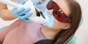 blanqueamiento dental con luz LED